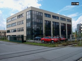 Blick von der Hauptstrasse auf 4-geschossiges Bürogebäude