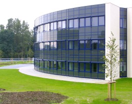 Bürogebäude mit gerundeter Fassade