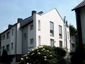 Blick auf Mehrfamilienhaus-Anbau von der Strasse aus