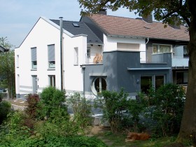 Blick auf Mehrfamilienhaus-Anbau vom Garten aus